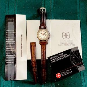 WENGER SWISS MILITARY WOMENS WATCH W/ EXTRA STRAP